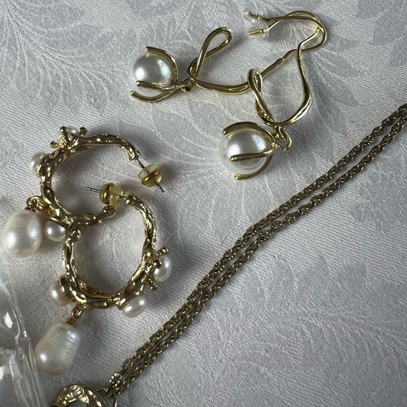 Fashion Jewelry Gold Tone Jewelry Lot Necklaces Bracelets Earrings Brooches Set - Picture 9 of 13